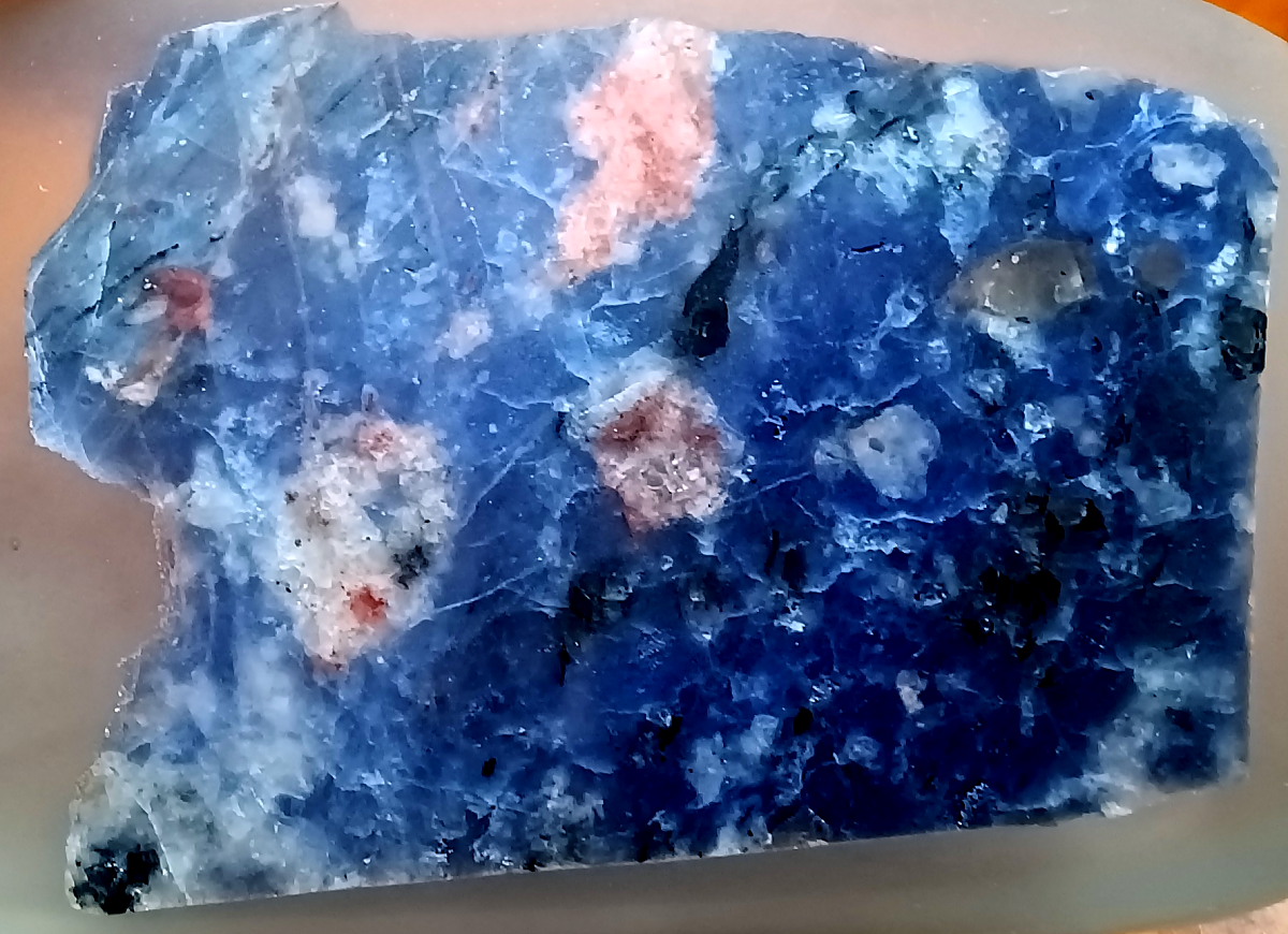 sodalite syenite slice [301 kb]